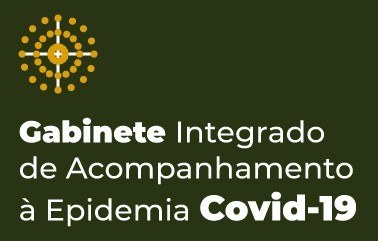 Sobre fundo verde escuro, aparecem os dizeres "Gabinete Integrado de Acompanhamento da Epidemia de Covid-19" em letras brancas. 