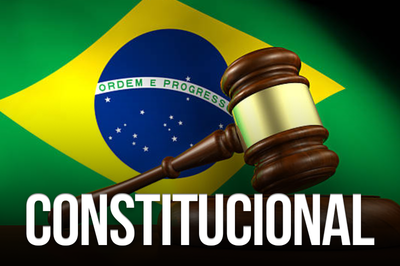Arte sobre fotos de um martelo usado em tribunais e da bandeira do Brasil. está escrito constitucional