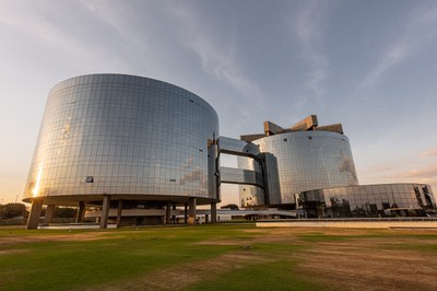 Foto de fim de tarde dos prédios que abrigam a procuradoria-geral da república, em brasília. São dois prédios redondos, interligados e revestidos de vidro.