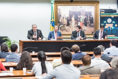 Imagem da mesa principal do evento no momento da participação do vice procurador-geral Eleitoral, Humberto Jacques de Medeiros 