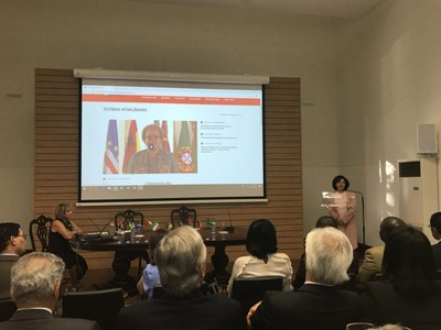 Foto de uma apresentação da pgr em Portugal. ao seu lado direito, um telão 