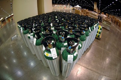 #Pracegover Foto de cilindros de oxigênio armazenados 