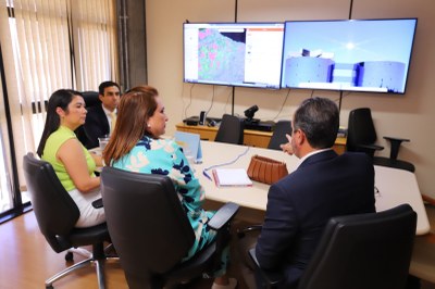 Imagem da reunião entre a Sppea e a senadora Kátia Abreu, com quatro participantes ao redor de uma mesa olhando para a tela em que está sendo apresentada o GeoRadar