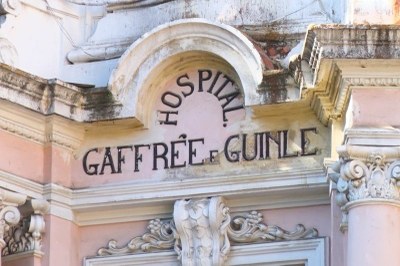 Foto de detalhe da fachada do hospital universitário do rio de janeiro. está escrito Hospital Gaffrée Guinle.