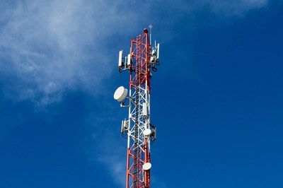 Foto de uma torre de telecomunicações contra um céu azul 