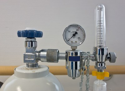 #Pracegover Fotografia mostra a válvula de um cilindro de oxigênio utilizado em hospital