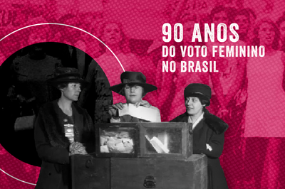 Imagem de fundo rosa com foto de mulheres manifestando. Em primeiro plano, foto histórica em preto e branco de mulheres votando e o texto: 90 anos do voto feminino no Brasil.