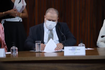 Foto mostra augusto aras assinando o documento.