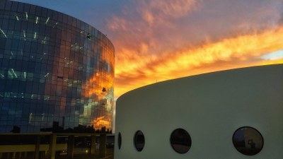 Foto do prédio da PGR com por-do-sol ao fundo.