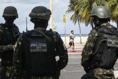 Foto mostra policiais do Exército em frente à praia, no Rio de Janeiro