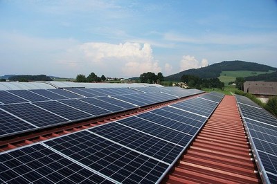 Foto mostra placas de captação de energia solar sobre telhado