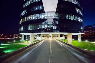 #Pracegover: foto do prédio da procuradoria-geral da república, em brasília. a foto do prédio redondo recoberto de vidro foi tirada a noite por joão américo, da secretaria de comunicação do ministério público federal.