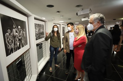 foto de pessoas observando as fotografias da exposição. A foto é de Leobark, da Secretaria de Comunicação do Ministério Público Federal.
