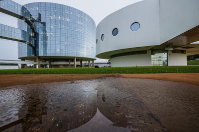 Foto da fachada dos prédios que abrigam a Procuradoria-Geral da República, em Brasília, num dia de chuva. 