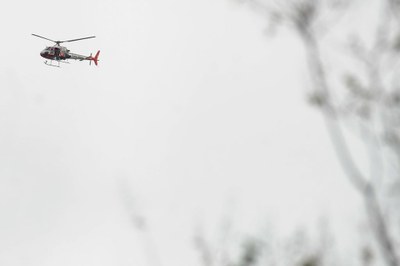 Foto ilustrativa mostra um helicóptero em voo