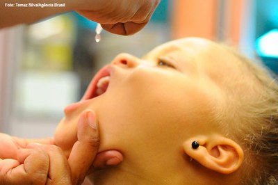 Imagem de criança sendo vacinada.