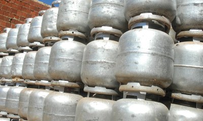 Foto mostra vários botijões de gás empilhados