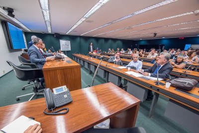 Foto mostra o momento da realização do debate, numa sala de comissão na Câmara dos Deputados