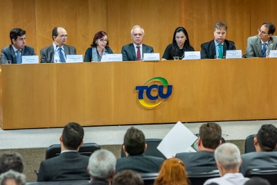 Foto mostra a mesa das autoridades que conduziram o painel de debates promovido pelo Tribunal de Contas da União e parte do público presente. 