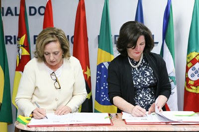 Foto da assinatura do documento pelas procuradoras-gerais da República de Portugal e Brasil, Lucília Gago e Raquel Dodge, respectivamente