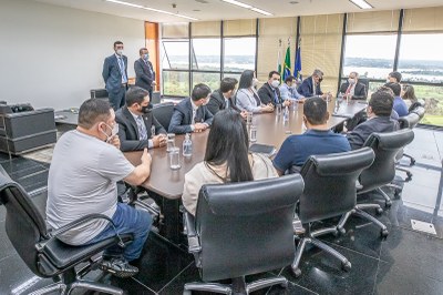 #pracegover: foto de 16 pessoas sentadas numa mesa de reunião retangular. O procurador-geral da República, Augusto Aras, aparece na cabeceira da mesa, ao lado do senador Luiz Carlos Heinze.