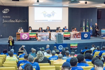 Foto mostra procurador regional Felício Pontes e representantes dos pescadores sentados à mesa do auditório JK diante de uma plateia de cerca de 200 pescadores