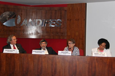 Foto da mesa de autoridades do evento.