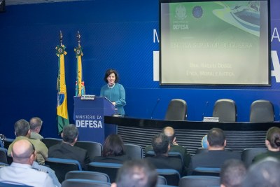 Foto mostra a procuradora-geral da República, Raquel Dodge, palestrando.