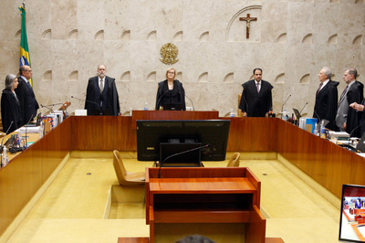 foto mostra auguto aras e os ministros de pé durante execução do hino nacional brasileiro no plenário do supremo.