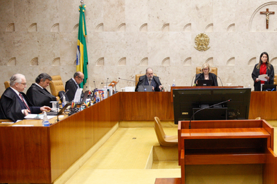 foto mostra augusto aras e alguns ministros do supremo durante sessão de julgamento.