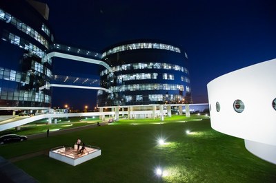 Foto noturna  dos prédios da PGR