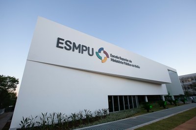 Foto mostra a fachada do novo prédio da ESMPU