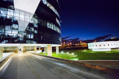 Foto do prédio da PGR tirada de baixo para cima. O prédio está iluminado com luz artificial