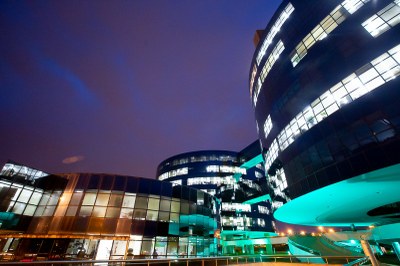 Foto do prédio da PGR iluminado por luzes verdes