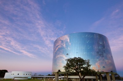 Foto do prédio da PGR recebendo luz dos raios solares roseados de fim de tarde