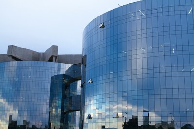 Foto do prédio da Procuradoria-Geral da República, que é redondo e espelhado. 