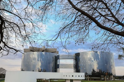 foto dos prédios que abrigam a procuradoria-geral da república, em Brasília. São dois prédios redondos, interligados e revestidos de vidro, atrás, e um prédio com pontas arredondadas, branco e mais baixo à frente.