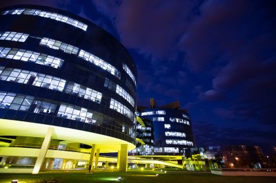 #pracegover: foto noturna dos prédios da pgr. os edifícios redondos, de vidro, recebem iluminação amarela. a foto é de antonio augusto, da Secom/MPF.