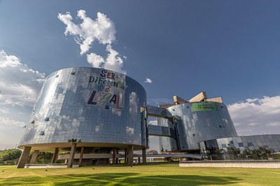 foto dos prédios que abrigam a procuradoria-geral da república, em Brasília. São dois prédios redondos, interligados e revestidos de vidro.