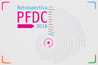 Arte retangular com fundo cinza, e a expressão 'Retrospectiva PFDC 2018' em letras azuis e cor-de-rosa.