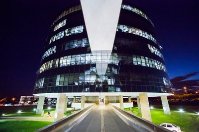 Foto mostra detalhe de um dos prédios da PGR, que recebe iluminação noturna