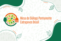 Imagem mostra a marca da Catrapovos Brasil: um garfo e uma colher laranjas aparecer curvos, como se formassem o contorno de um prato, com alimentos variados dentro (folhas, peixes, castanha). Ao lado, em letras verdes, aparece o nome da iniciativa: Mesa de Diálogo Permanente Catrapovos Brasil