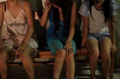 Foto ilustrativa mostra meninas, principais vítimas de tráfico de pessoas.