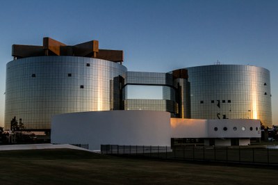 Foto dos prédios da PGR com reflexos do por do sol