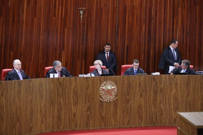 Foto mostra a mesa principal com as autoridades presentes