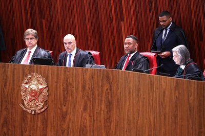 Foto dos ministros do TSE no plenário da corte 