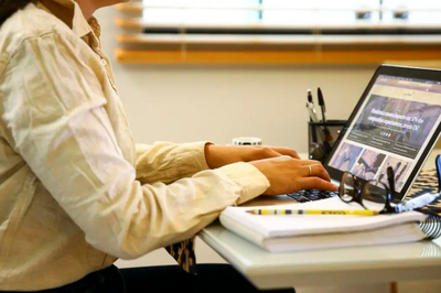 Imagem de uma mulher trabalhando no computador