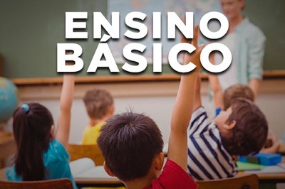 Foto de crianças na sala de aula com as mãos levantadas e o texto Ensino Básico
