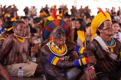 Foto de indígenas na área externa do STF durante julgamento do marco temporal