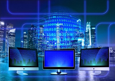 foto de telas de computador em um ambiente altamente tecnológico e azul.